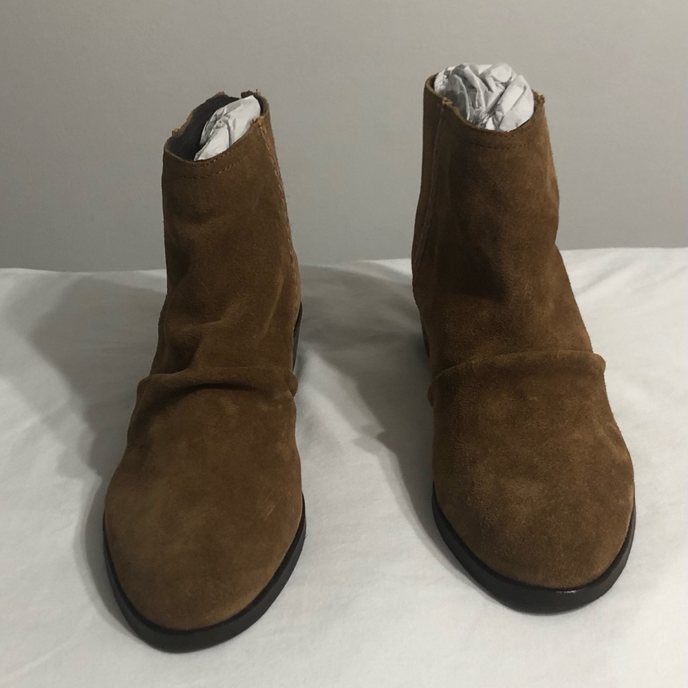 Journee Signature Women’s ankle boots Leather Suede  back Zip up brown. Size 7